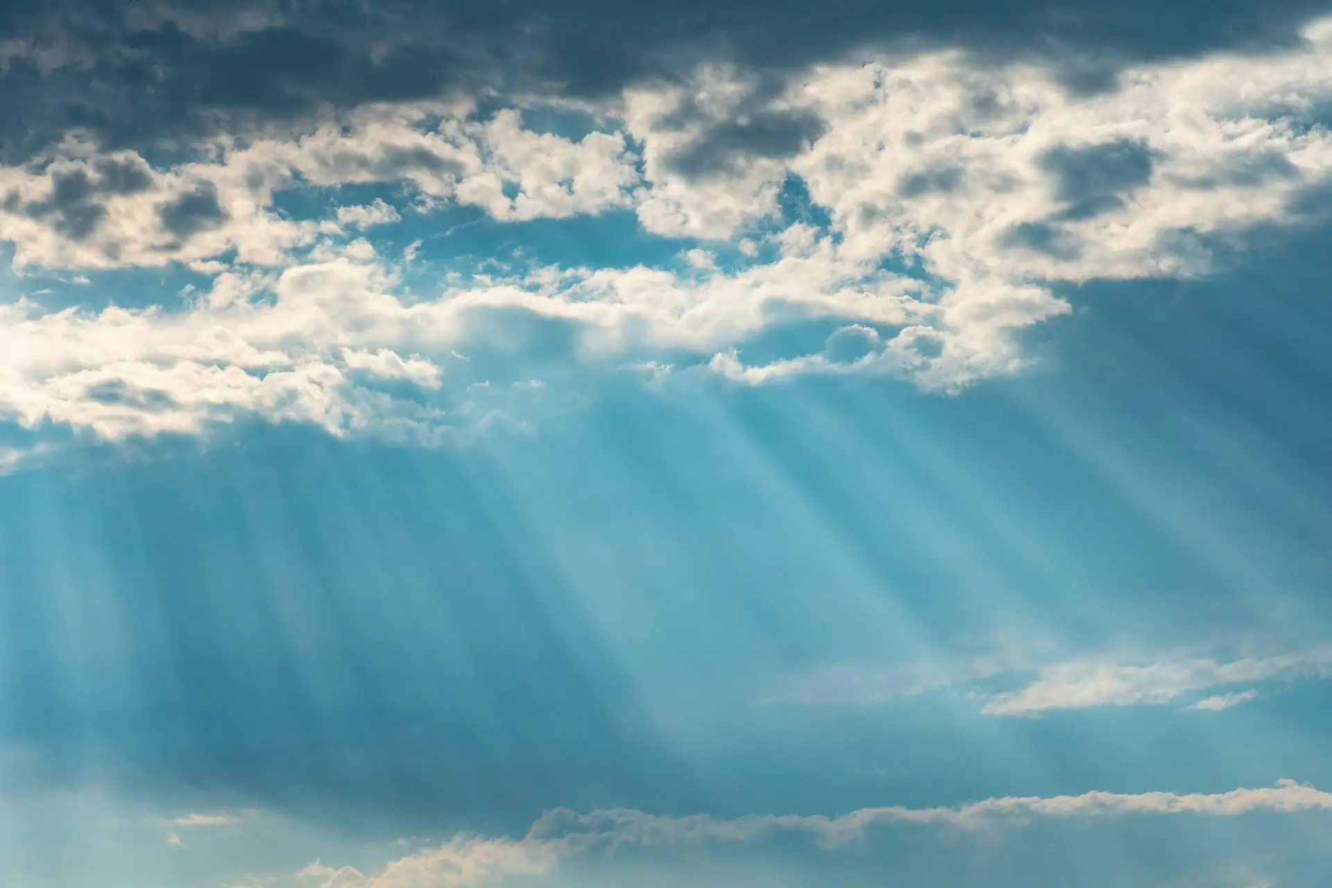 blue sky rays of sun light